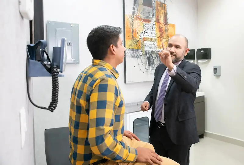 El Dr. José Alfonso Meza Medina revisando a un paciente